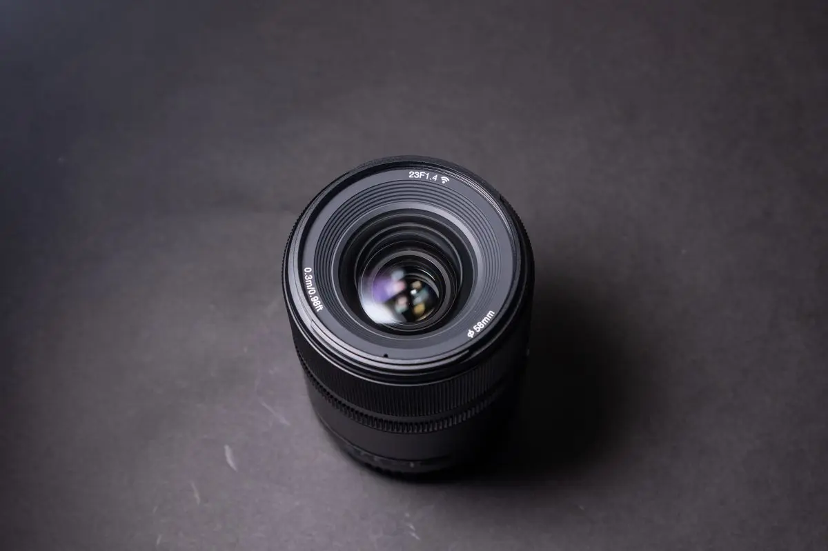 品質の高いAPS-Cサイズ単焦点レンズ「YONGNUO YN23mm F1.4 DA DSM WL